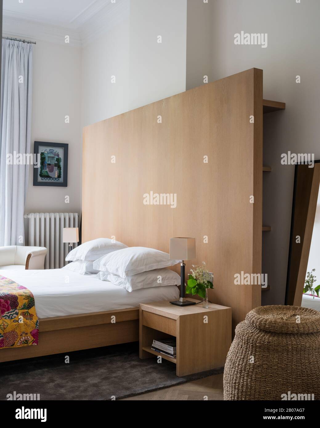Gustavian-stiles Schlafzimmer mit Holztrennwand Stockfoto