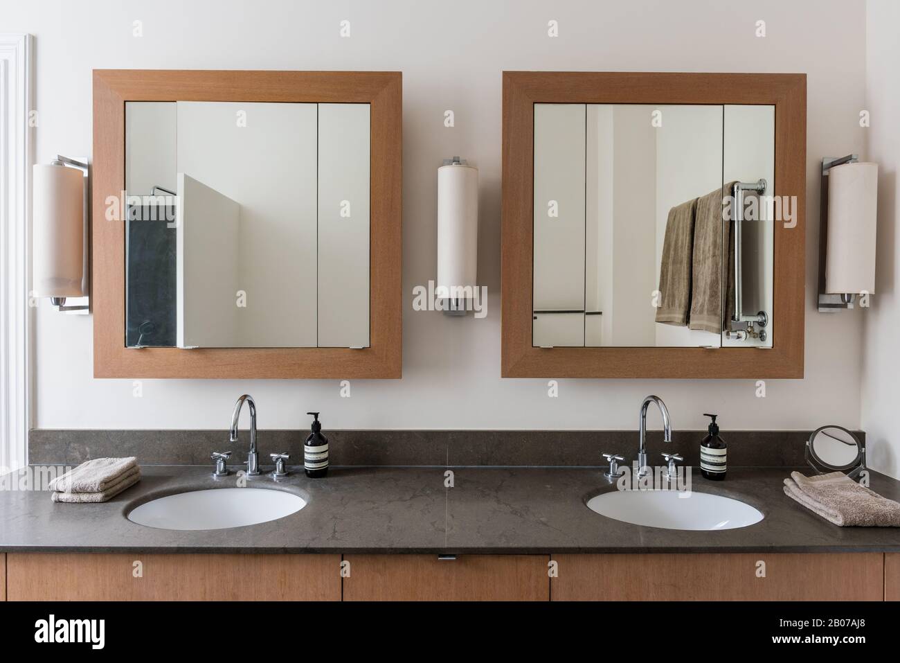 Doppelte Waschbecken mit eckigen Spiegeln Stockfoto