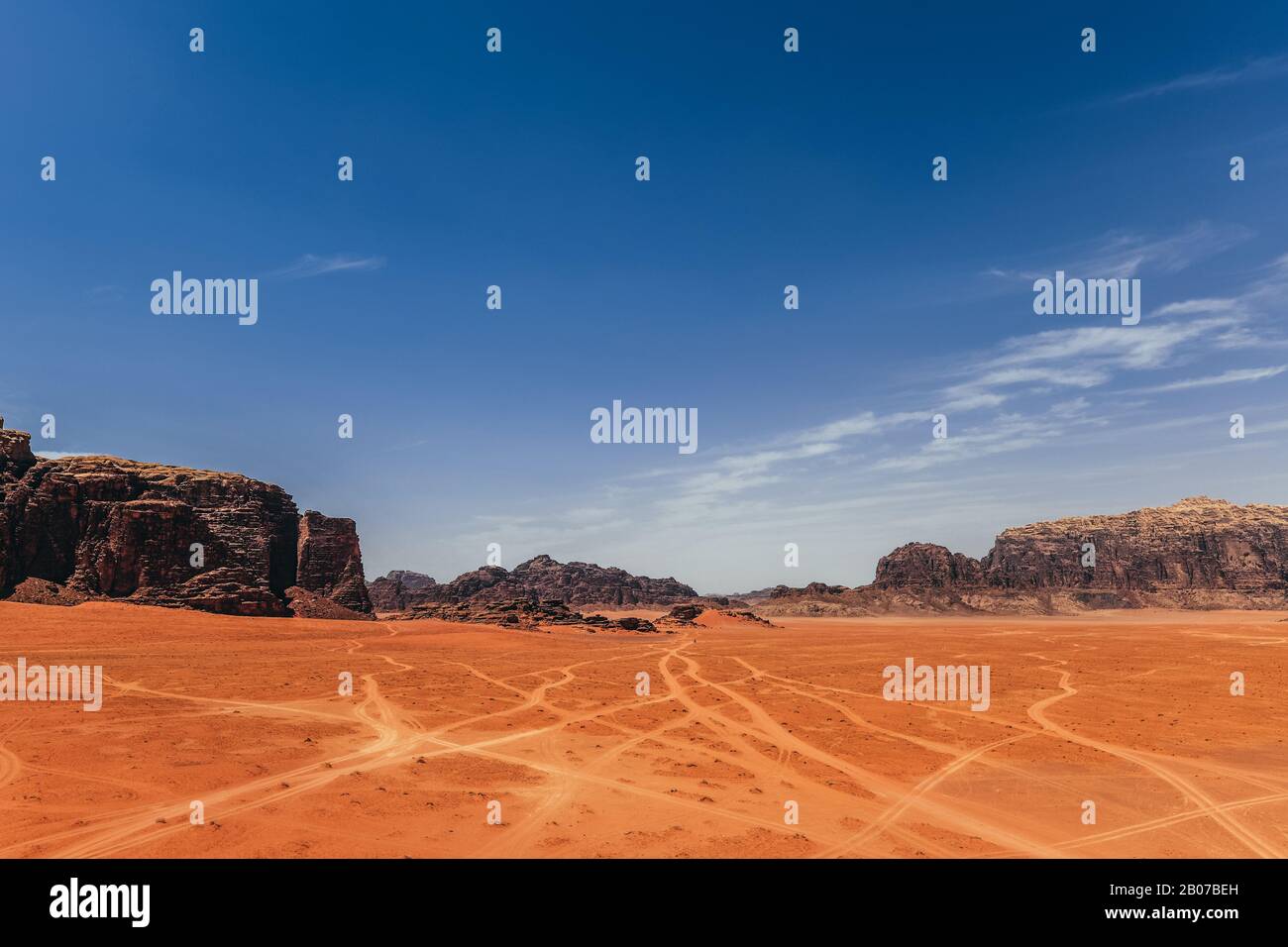 Wüste Wadi Rum in der mittleren Tageszeit Stockfoto