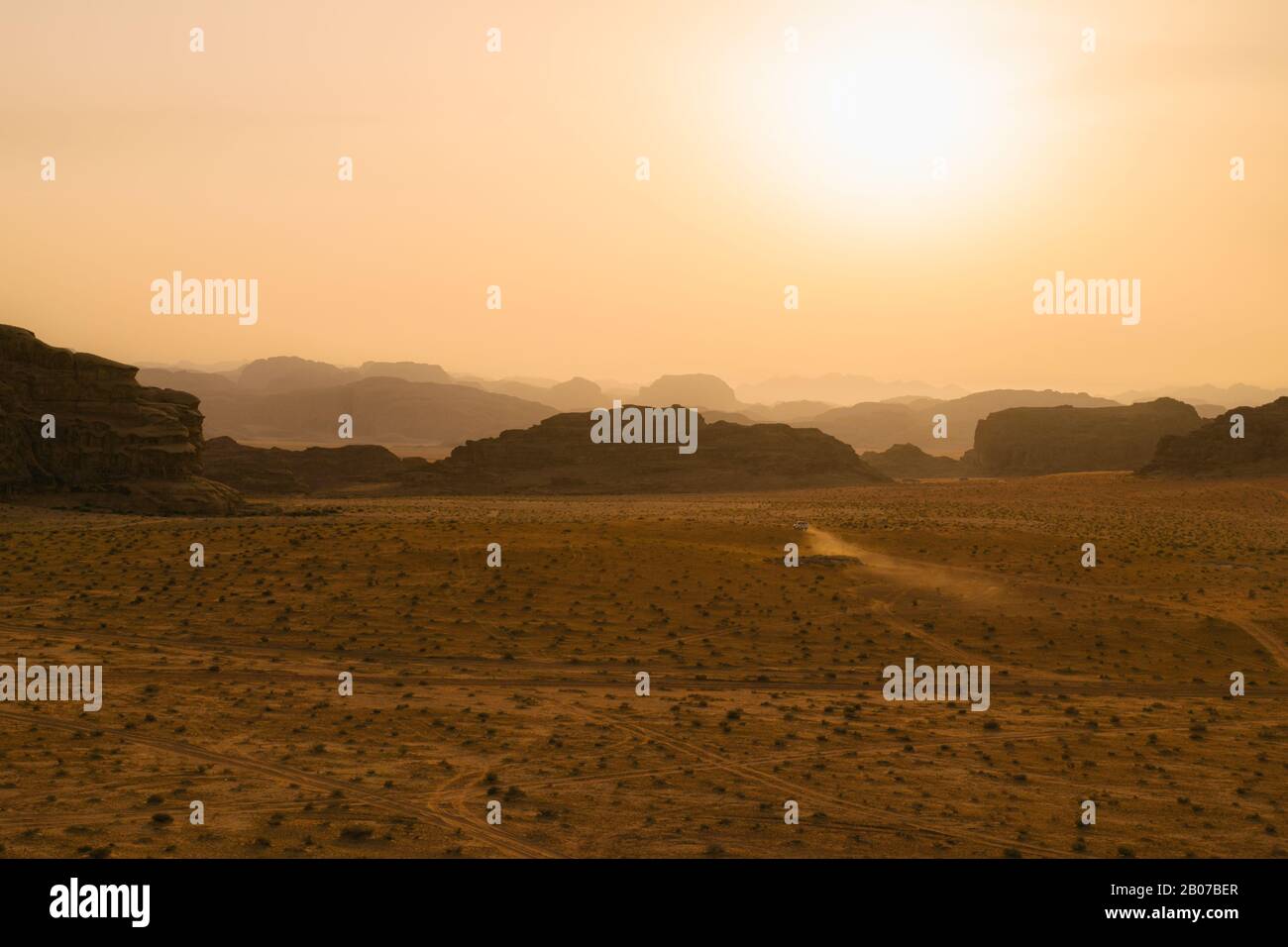 Wüstenlandschaft Wadi Rum in der Abendzeit Stockfoto