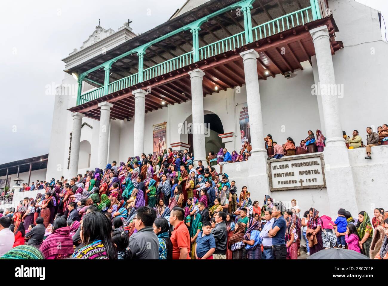 Santiago Atitlan, Guatemala - 18. April 2019: Menschenmassen außerhalb der Kirche bei den Feierlichkeiten am Gründonnerstag in der Stadt Atitlan See. Stockfoto