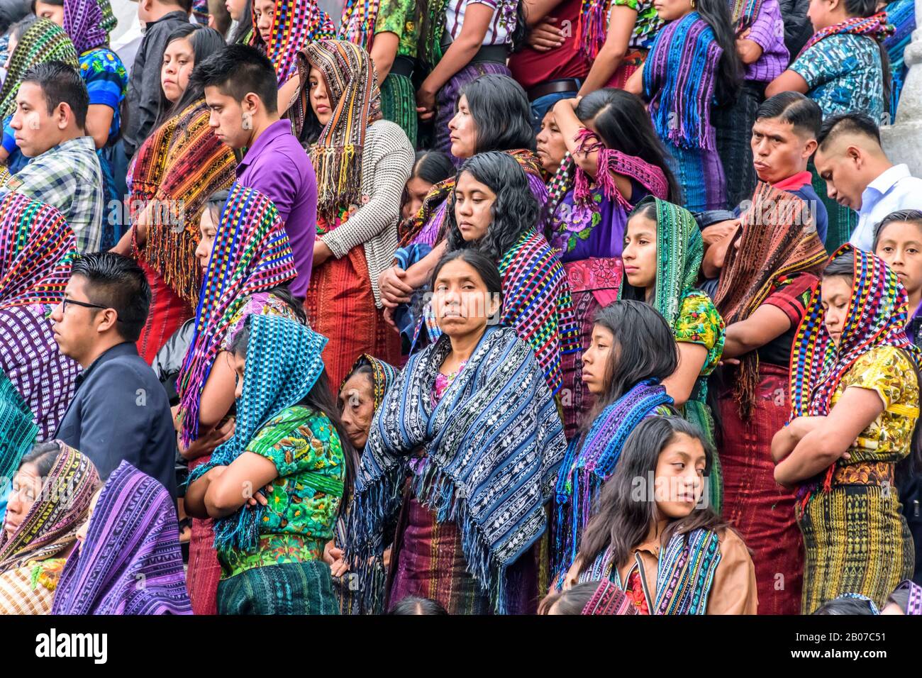 Santiago Atitlan, Guatemala - 18. April 2019: Menschenmassen außerhalb der Kirche bei den Feierlichkeiten am Gründonnerstag in der Stadt Atitlan See. Stockfoto