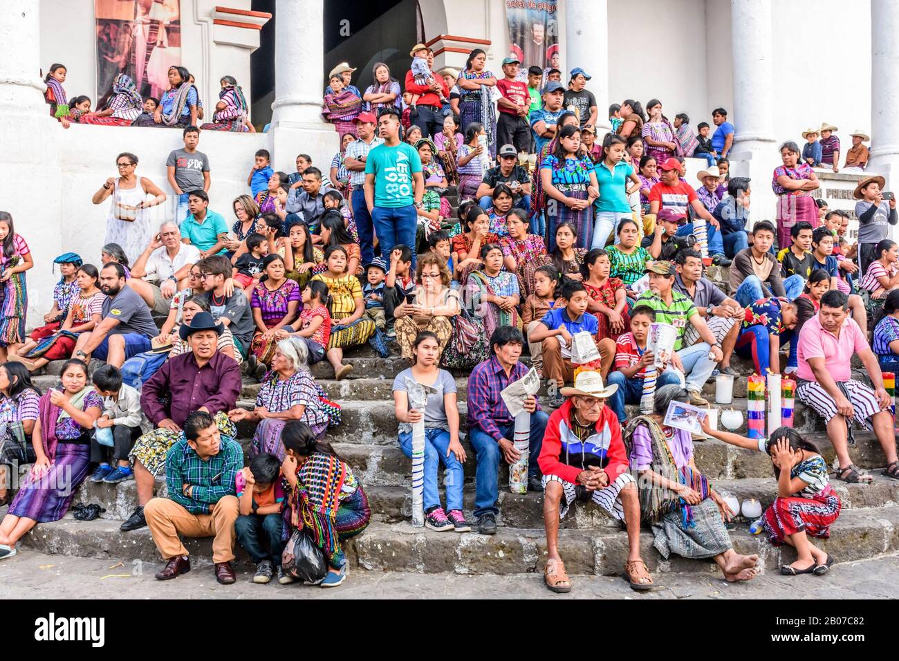 Santiago Atitlan, Guatemala - 19. April 2019: Menschenmassen außerhalb der Kirche bei Karfreitagsfeiern in der Stadt Atitlan. Stockfoto