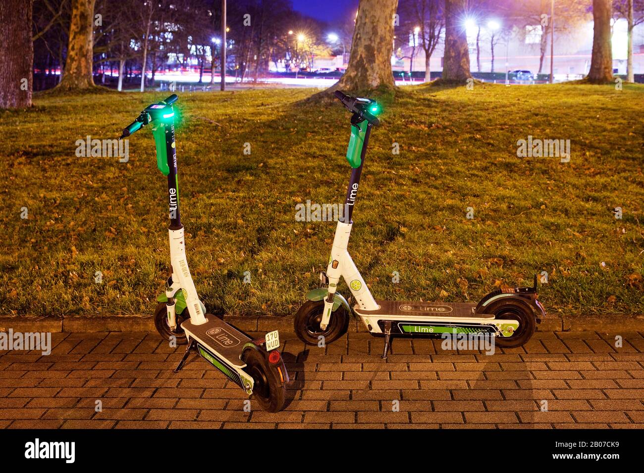 Elektro-Roller am Abend auf dem Bürgersteig, Deutschland, Nordrhein-Westfalen, Ruhrgebiet, Dortmund Stockfoto