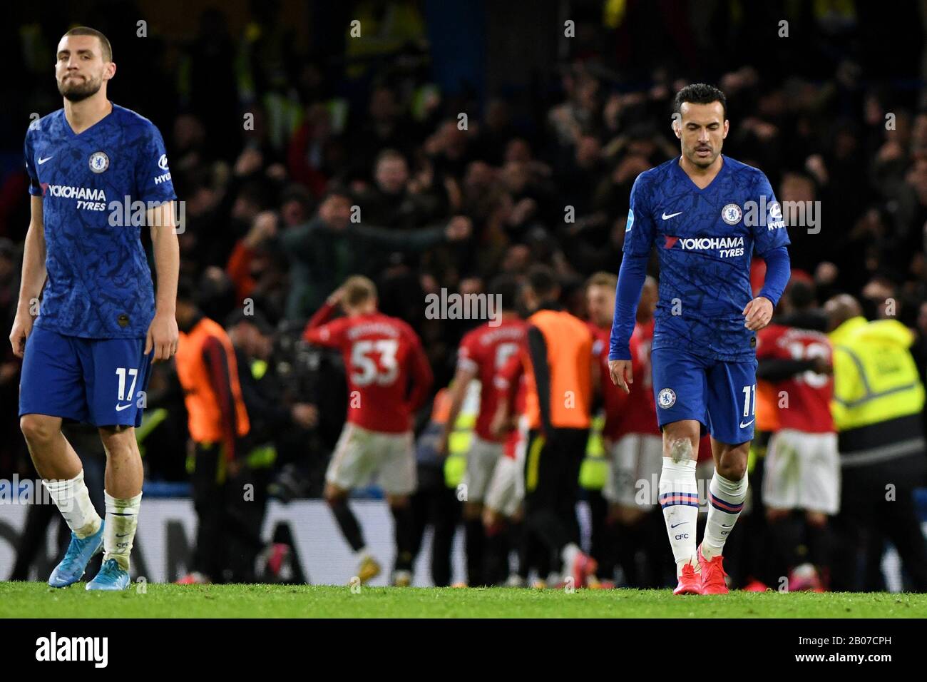 Mateo Kovacic (L) und Pedro (R) aus Chelsea sehen sich an, nachdem sie das zweite Tor von Harry Maguire - Chelsea gegen Manchester United, Premier League, Stamford Bridge, London, Großbritannien - 17. Februar 2020 nur redaktionelle Verwendung - DataCo Einschränkungen gelten Stockfoto