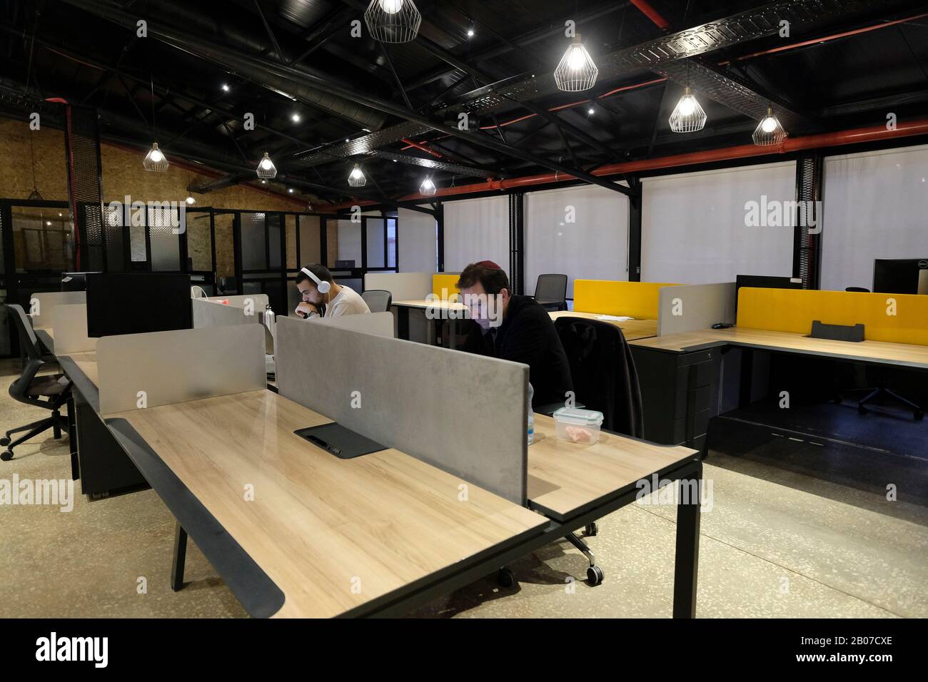 Israelische Siedlerunternehmen nutzen ihre Computer in Luleem, einem innovativen und fortschrittlichen Geschäfts- und Arbeitsraum in Kfar Etzion Kibbutz in Gush Etzion, einem Cluster jüdischer Siedlungen in den Judaischen Bergen im Westjordanland Israel Stockfoto