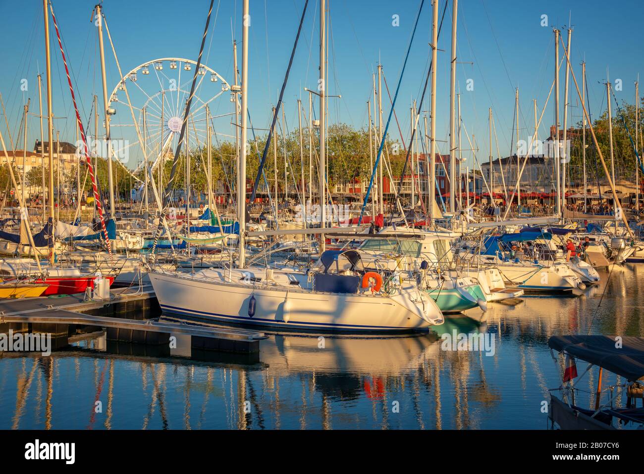 Bunte Segelboote bei Sonnenuntergang im alten Hafen von La Rochelle, Frankreich Stockfoto