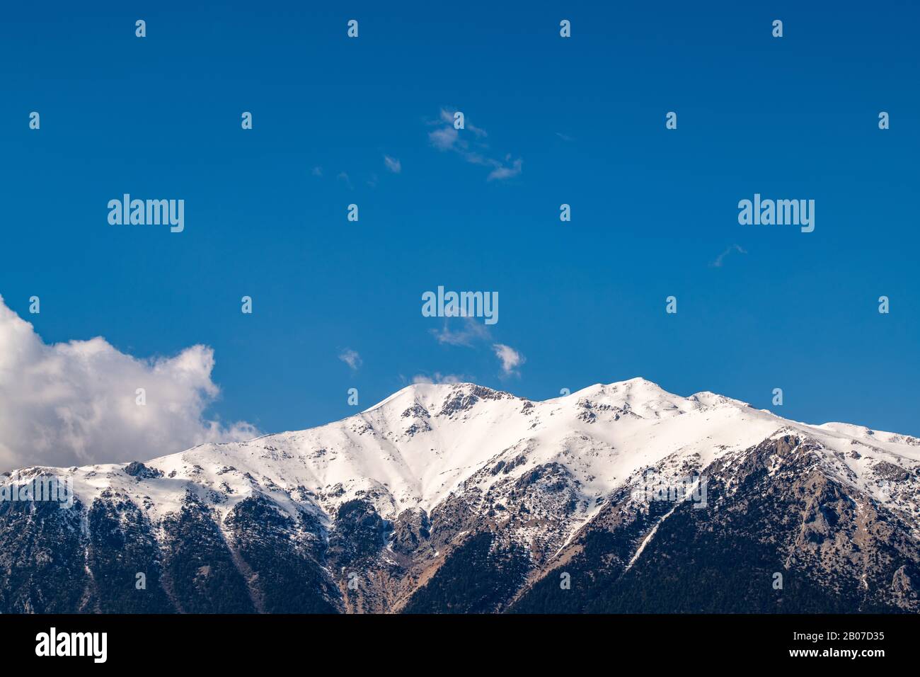 Schneebedeckte Bergkette am kalten, klaren Wintertag Stockfoto