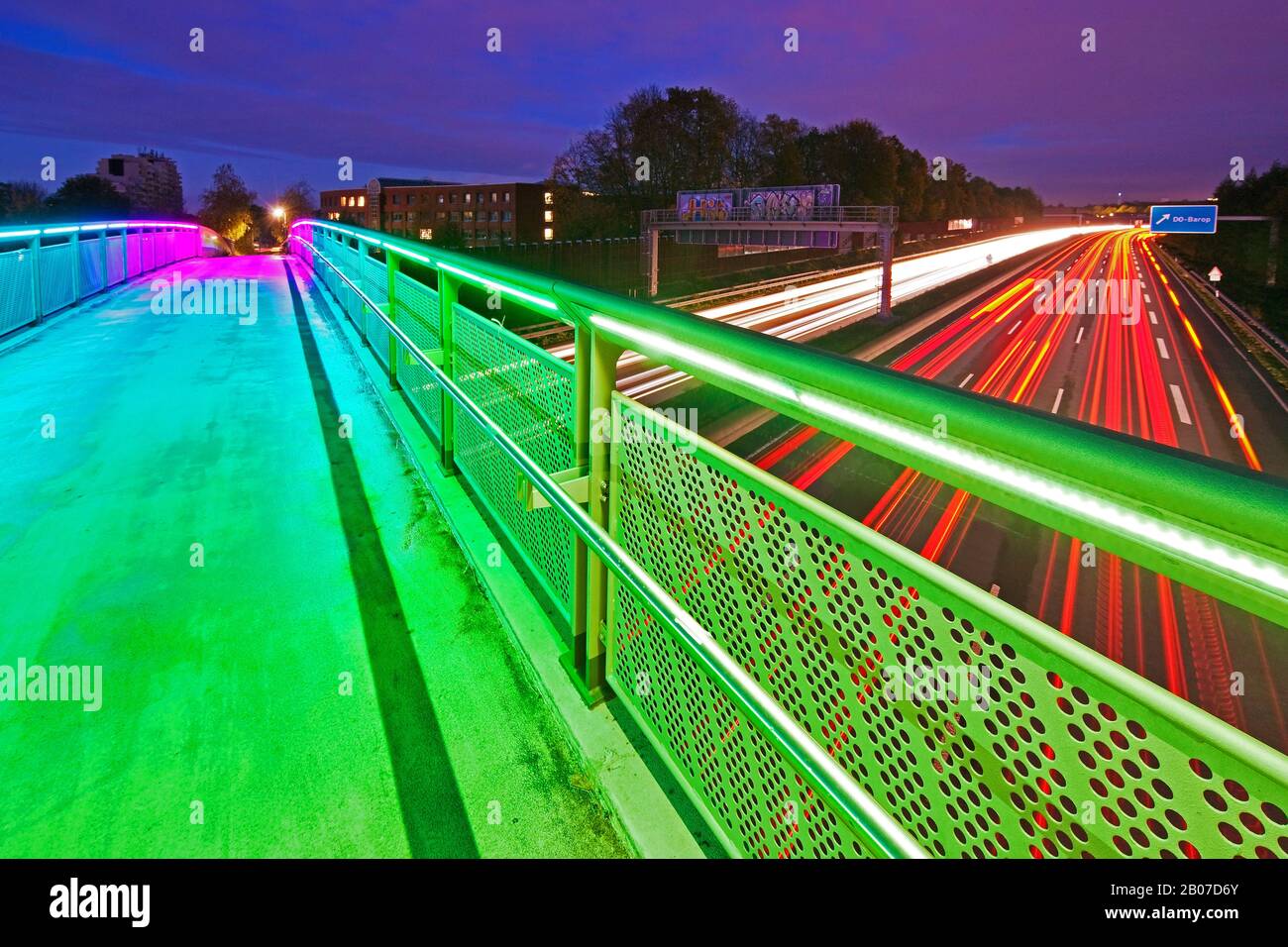 Beleuchtete Regenbogenbrücke über die Motoway A40 im Zwielicht, Deutschland, Nordrhein-Westfalen, Ruhrgebiet, Dortmund Stockfoto