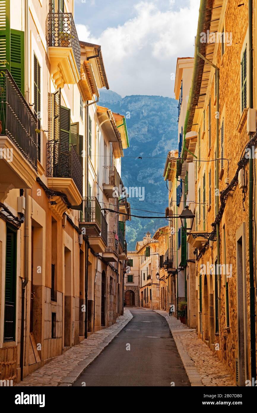 Gasse in der Altstadt von Sóller, blick auf Serra de Tramuntana, Spanien, Balearen, Mallorca, Soller Stockfoto