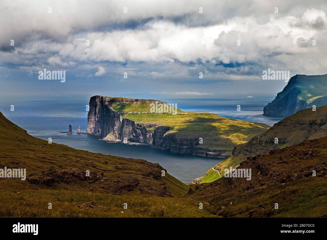 Nordöstliche Küste von Eysturoy im Nordatlantik sean von Streymoy, Faröer Islands, Streymoy Stockfoto