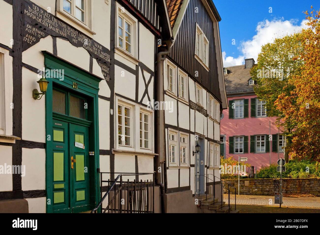 Fachwerkhäuser und Schloss Fresekenhof im Kreis Neheim, Deutschland, Nordrhein-Westfalen, Sauerland, Arnsberg Stockfoto