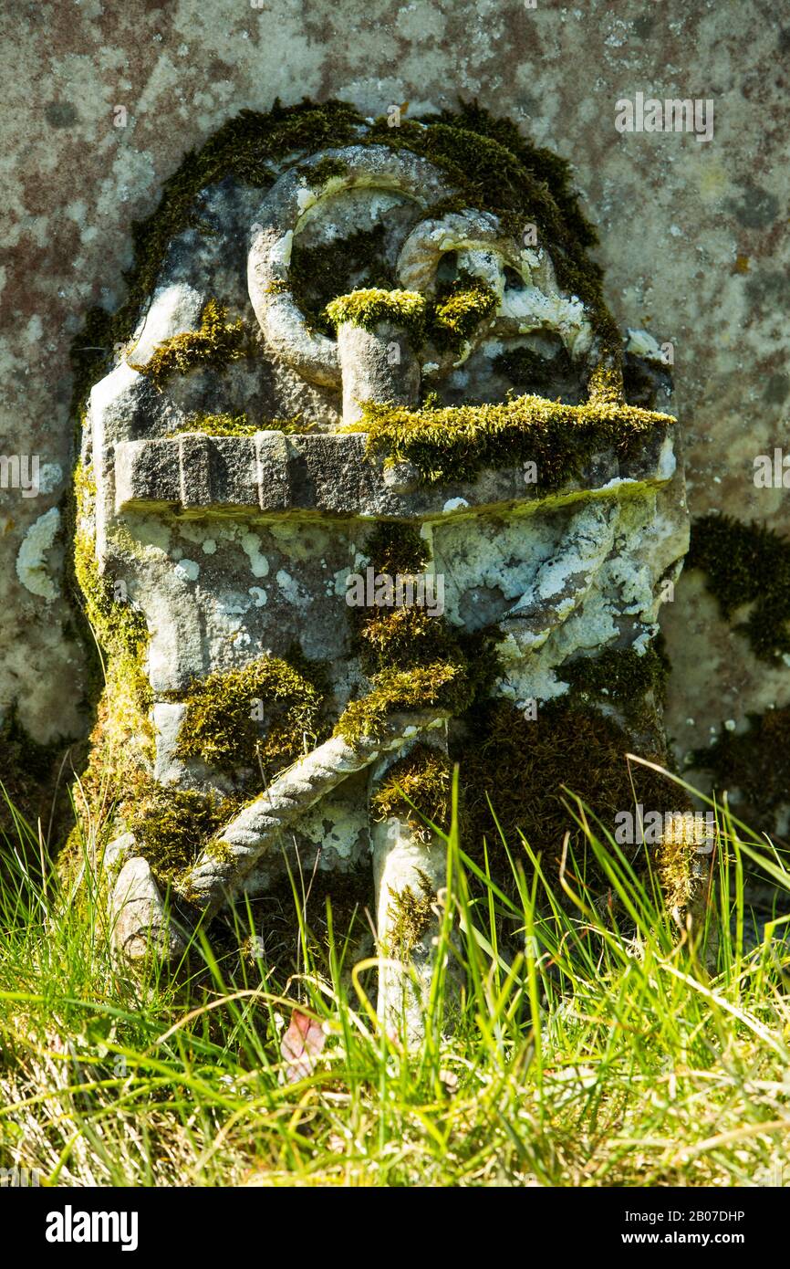 Ein kleiner steinerner Anker auf einem Kopfstein an der St Gennys Church, St Gennys, Cornwall, England Stockfoto