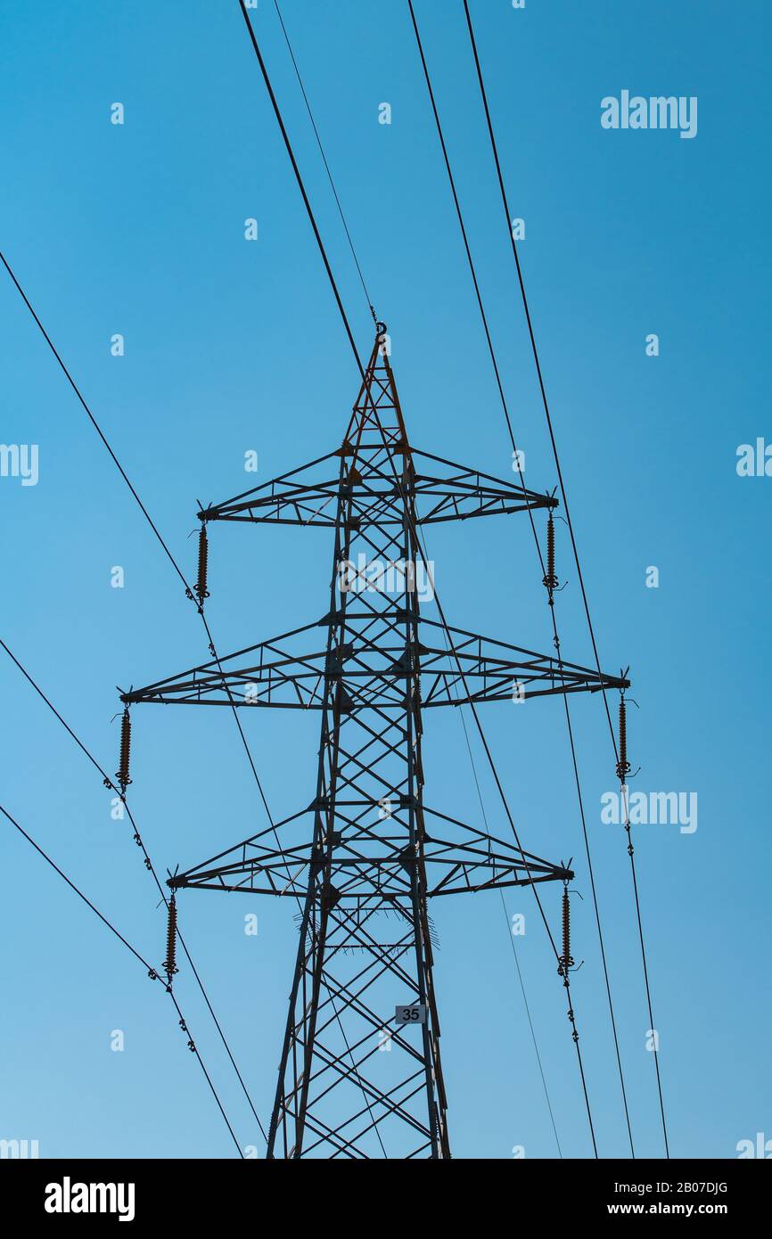 Hochspannungsturm und Hintergrund von Blue Sky Stockfoto