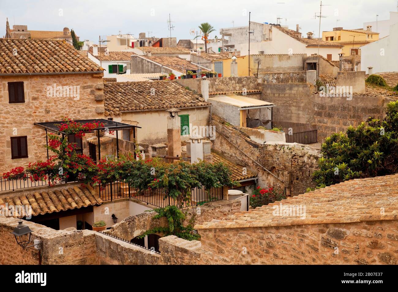 Blick von der Stadtmauer auf die Altstadt, Spanien, Balearen, Mallorca, Alcudia Stockfoto