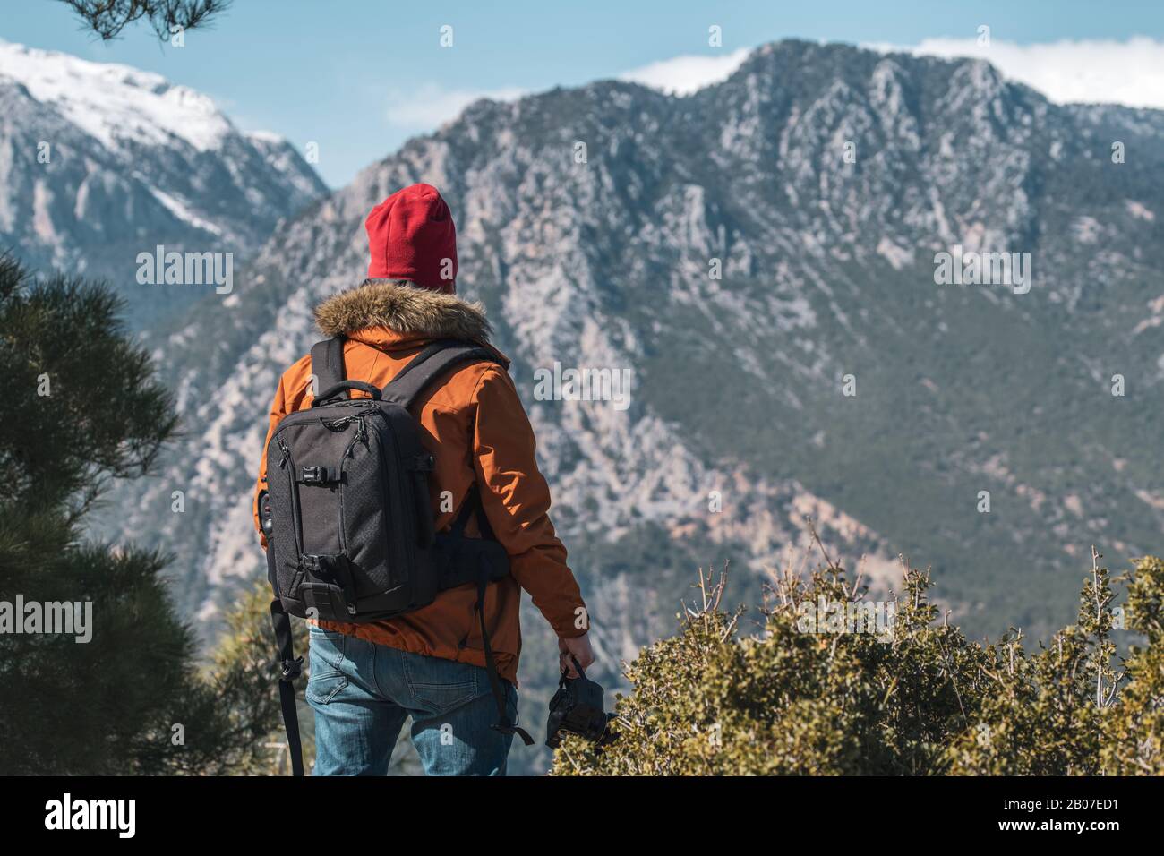 Junger kaukasischer Männerfotograf auf einem Berg am klaren Tag. Stockfoto