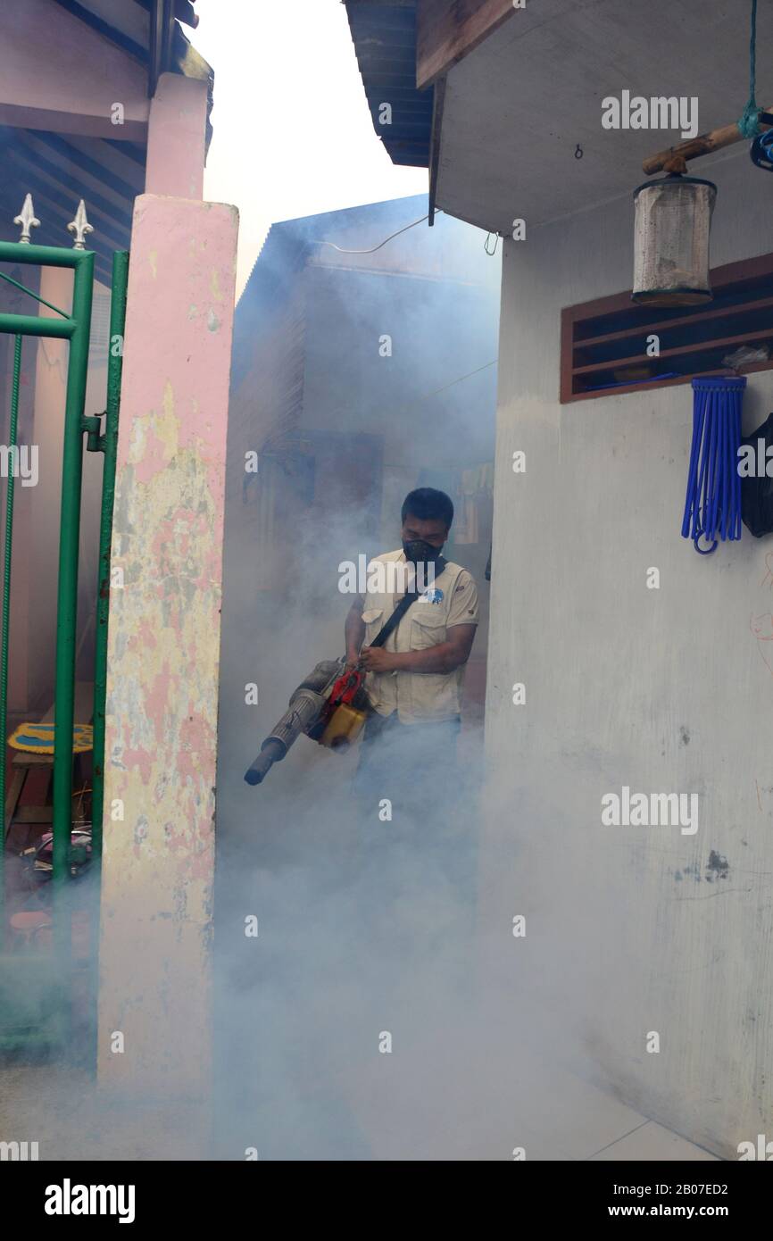 Jakarta, Indonesien - 5. November 2020: Rauchfogging durch, um Dengue Aedes Aegypti Moskito zu töten oder um Zika-Viren mit Blasmaschine zu verhindern Stockfoto