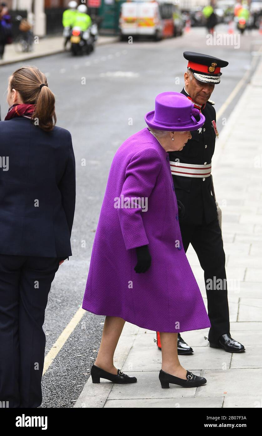 Königin Elizabeth II. Trifft ein, um die neuen Räumlichkeiten der Royal National ENT und Eastman Dental Hospitals in London offiziell zu eröffnen. Stockfoto