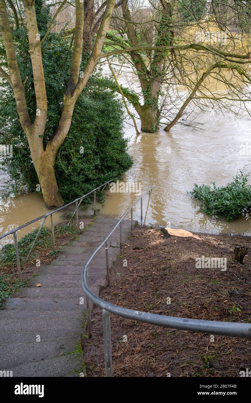 River Severn in Shrewsbury bei Hochwasser nach dem Sturm Dennis im Februar 2020 Stockfoto