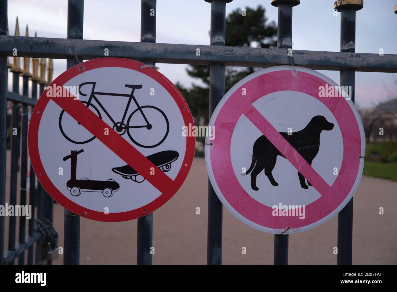 Keine Hunde, Skateboards, Fahrräder oder Roller Stockfoto
