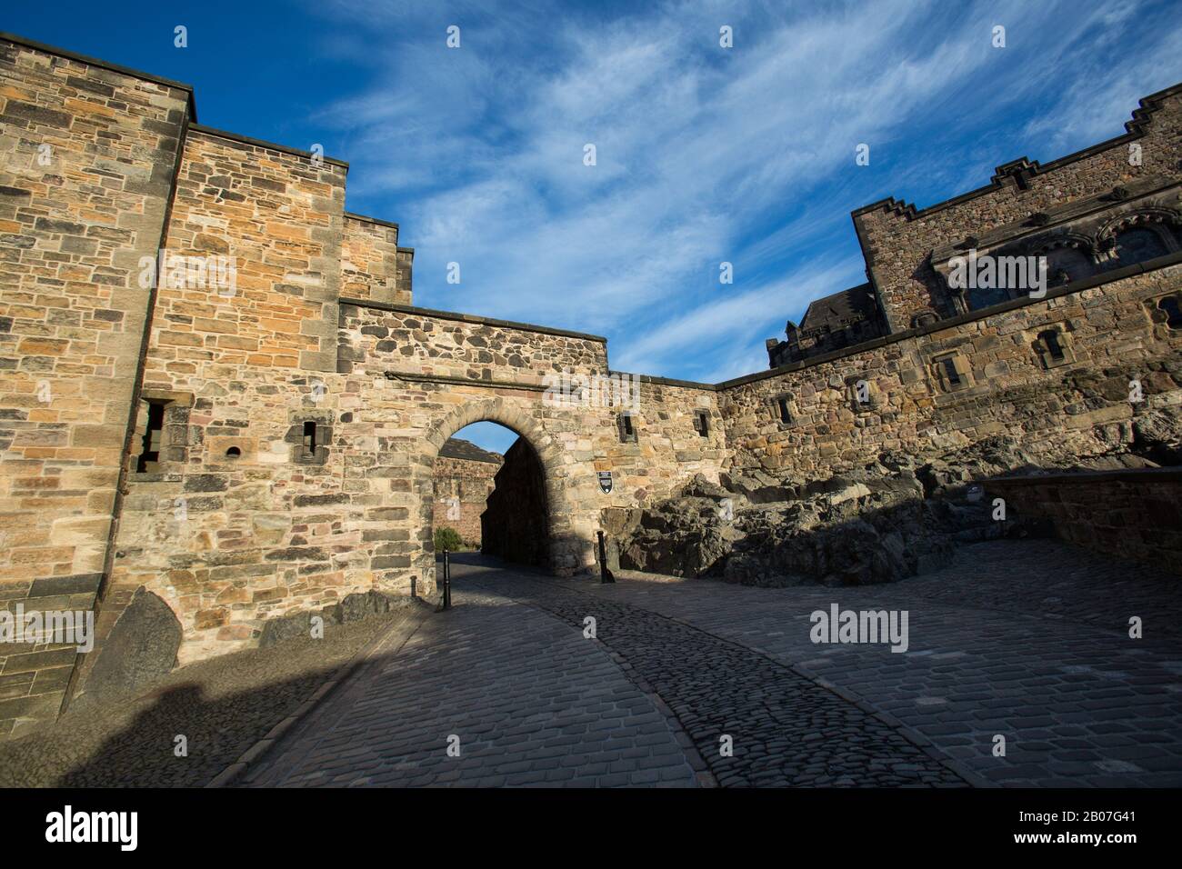 City of Edinburgh, Schottland. Westeingang zum Crown Square im oberen Ward von Edinburgh Castle. Stockfoto