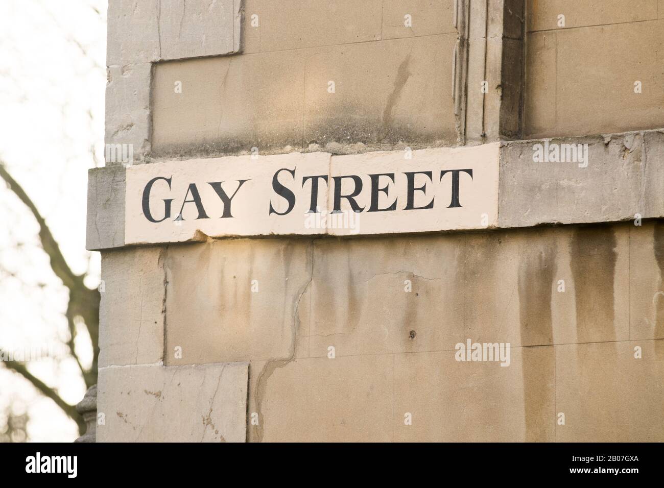Straßenschild "Gay Street" auf dem Steingebäude in der historischen Stadt Bath, Somerset, Großbritannien Stockfoto