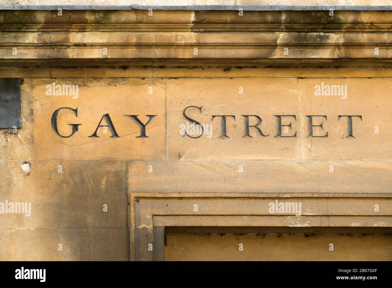 Meißeltes Straßenschild mit der Adresse "Lesing Homosexuelle Straße" in der historischen Stadt Bath, Somerset, Großbritannien Stockfoto