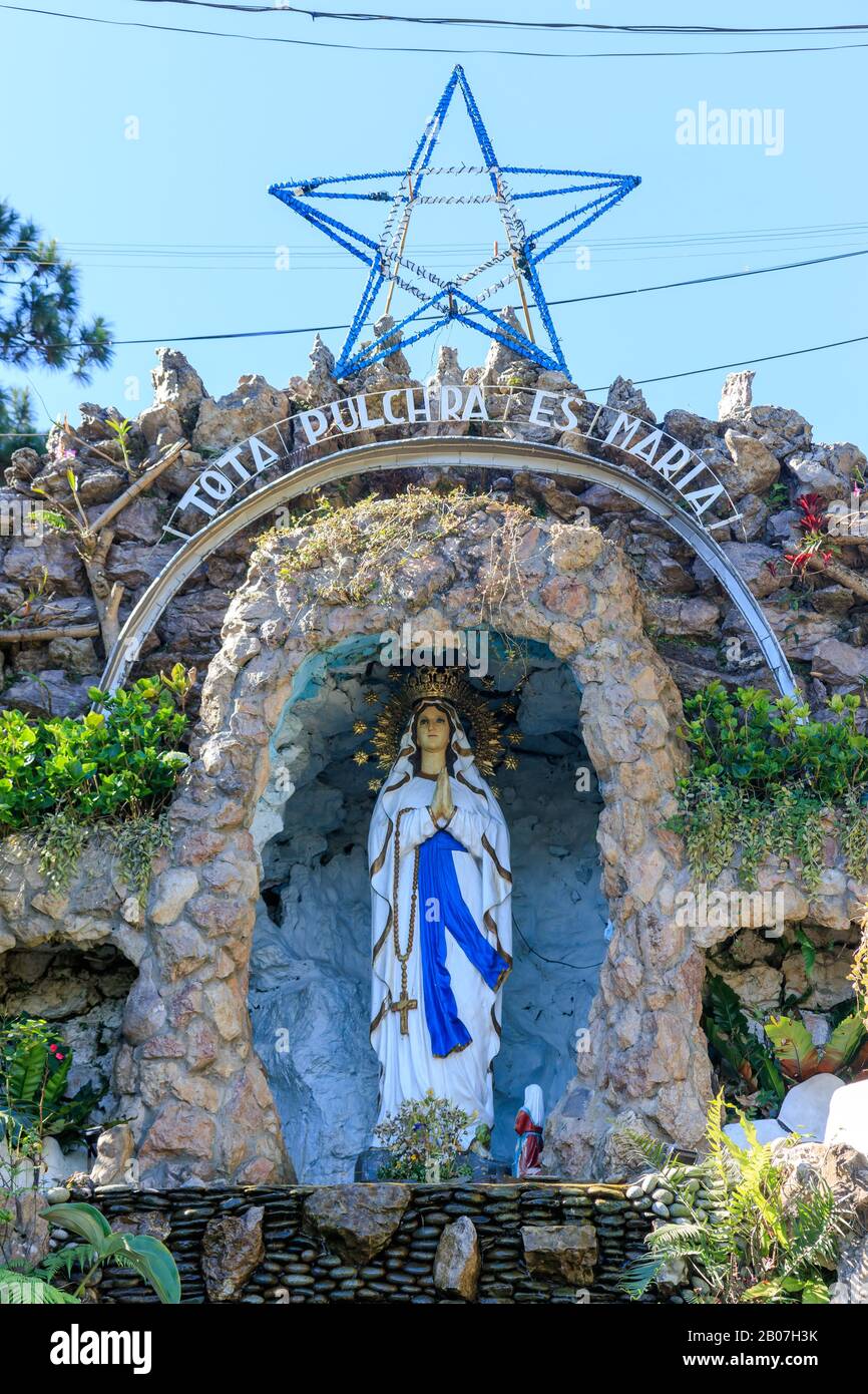 Baguio City, Philippinen - 23. Dezember 2019: Touristen in Der Grotte Unserer Lieben Frau von Lourdes Stockfoto