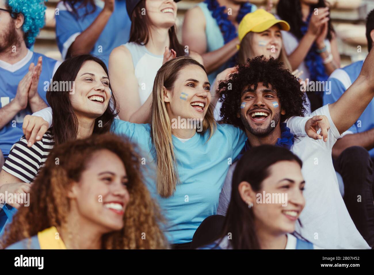 Sportfans in der Menge, die Spaß haben, ein Spiel im Stadion zu sehen. Glückliche argentinische Fußballfans, die ein Live-Spiel im Stadion sehen. Stockfoto
