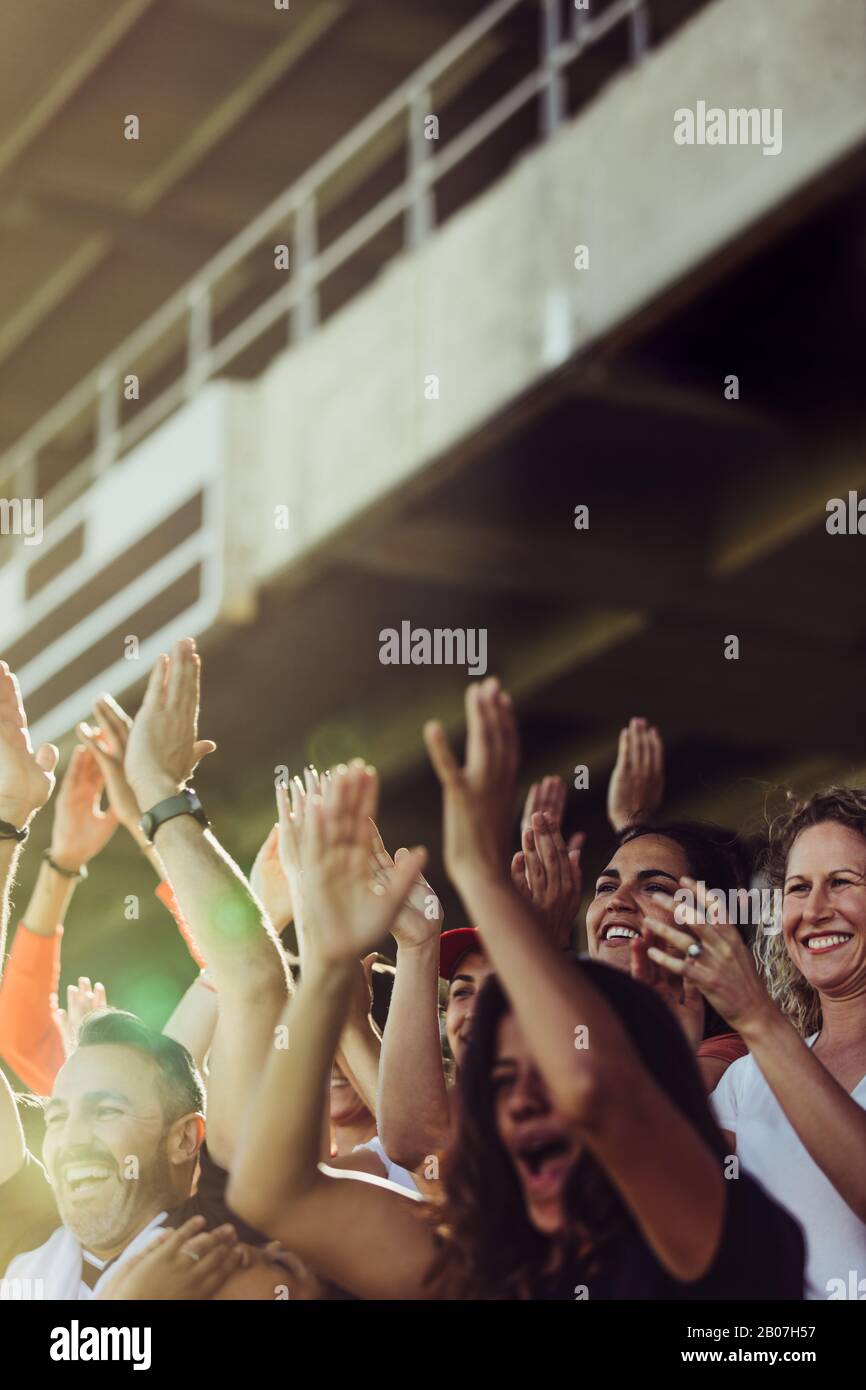 Fußballfans klatschen und singen aus dem Stadion. Fans der Fußballmannschaft jubeln während eines Spiels im Stadion. Stockfoto