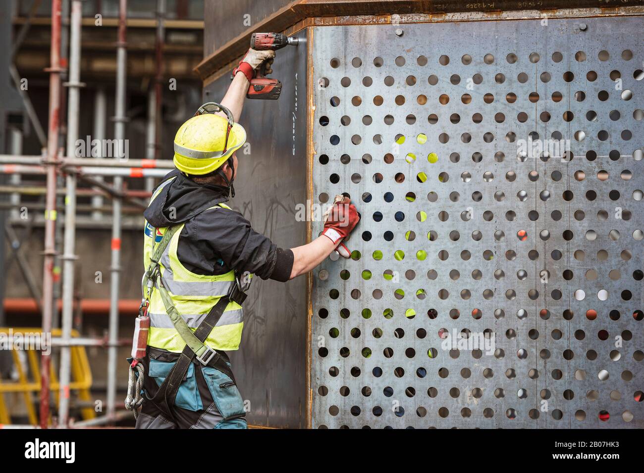 Blaue Schrauben für Arbeiter, die am Standort an der Struktur angeschraubt sind Stockfoto