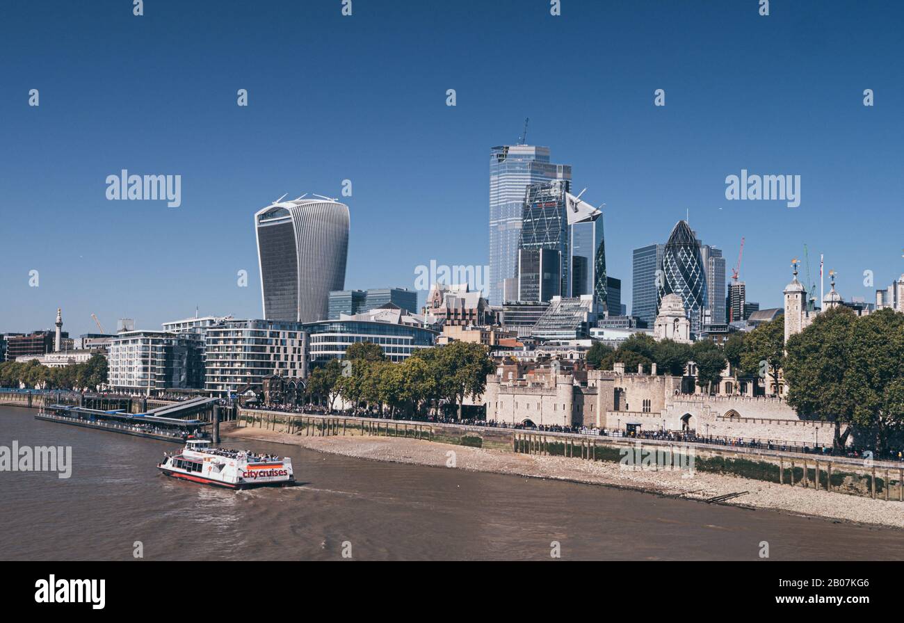 London, Großbritannien. Etwa Im November 2019. Stadtbild der Themse an einem sonnigen Tag mit den Wolkenkratzern des City Financial District und dem Tower of Lo Stockfoto
