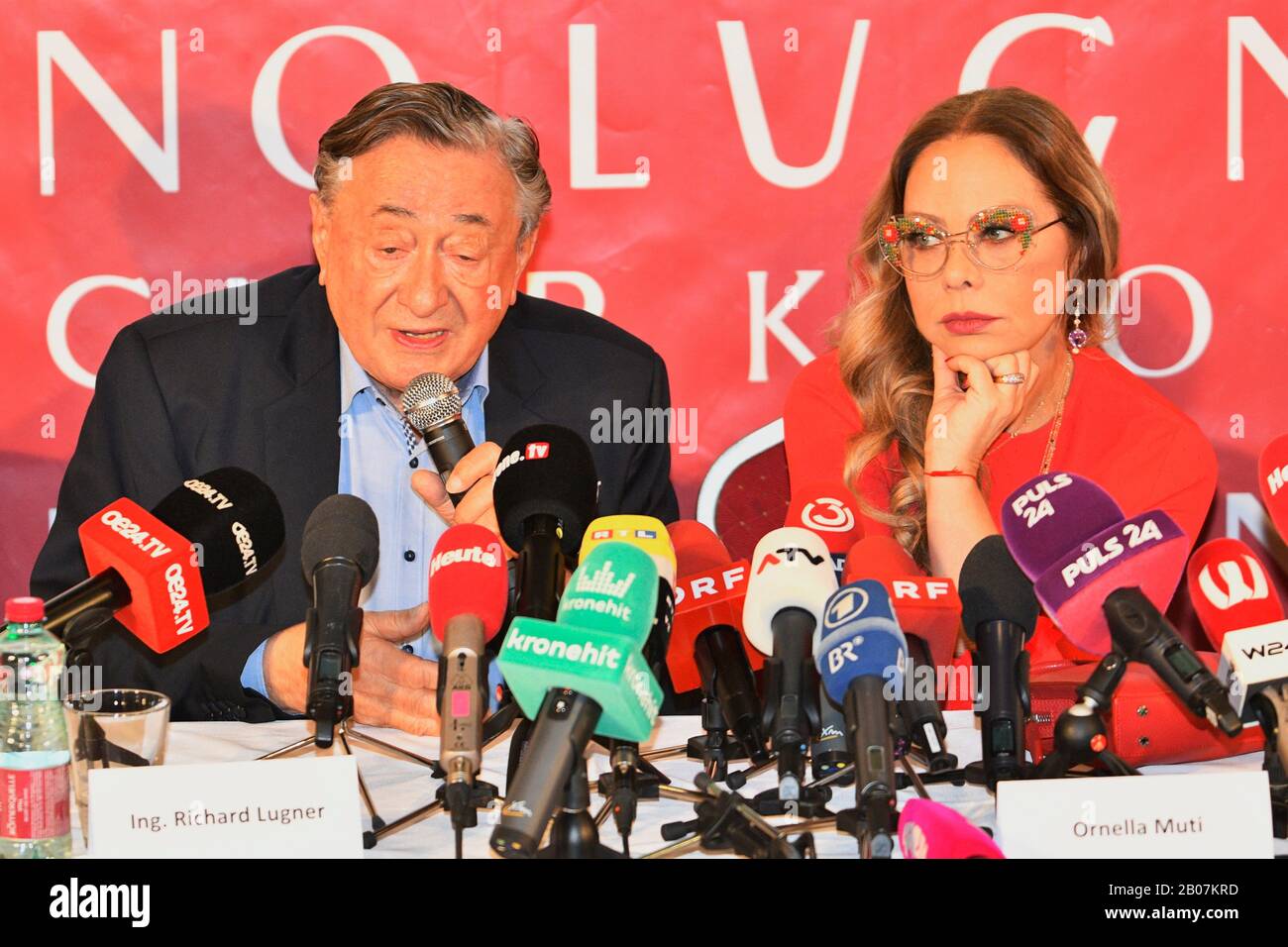 Wien, Österreich. 19. Februar 2020. Pressekonferenz mit (L) Richard Lugner und seinem Opernballgast (R) Ornella Muti am 19. Februar 2020 im Lugner-Kino in Wien. Kredit: Franz Perc / Alamy Live News Stockfoto