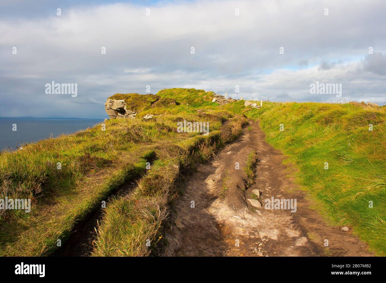 Der Dirt-Track an den Cliffs of Moher in Co Clare im Westen Irlands nahm an einem Überholungstag Teil. Diese Klippen sind ein beeindruckender Anblick und die Klippe Stockfoto