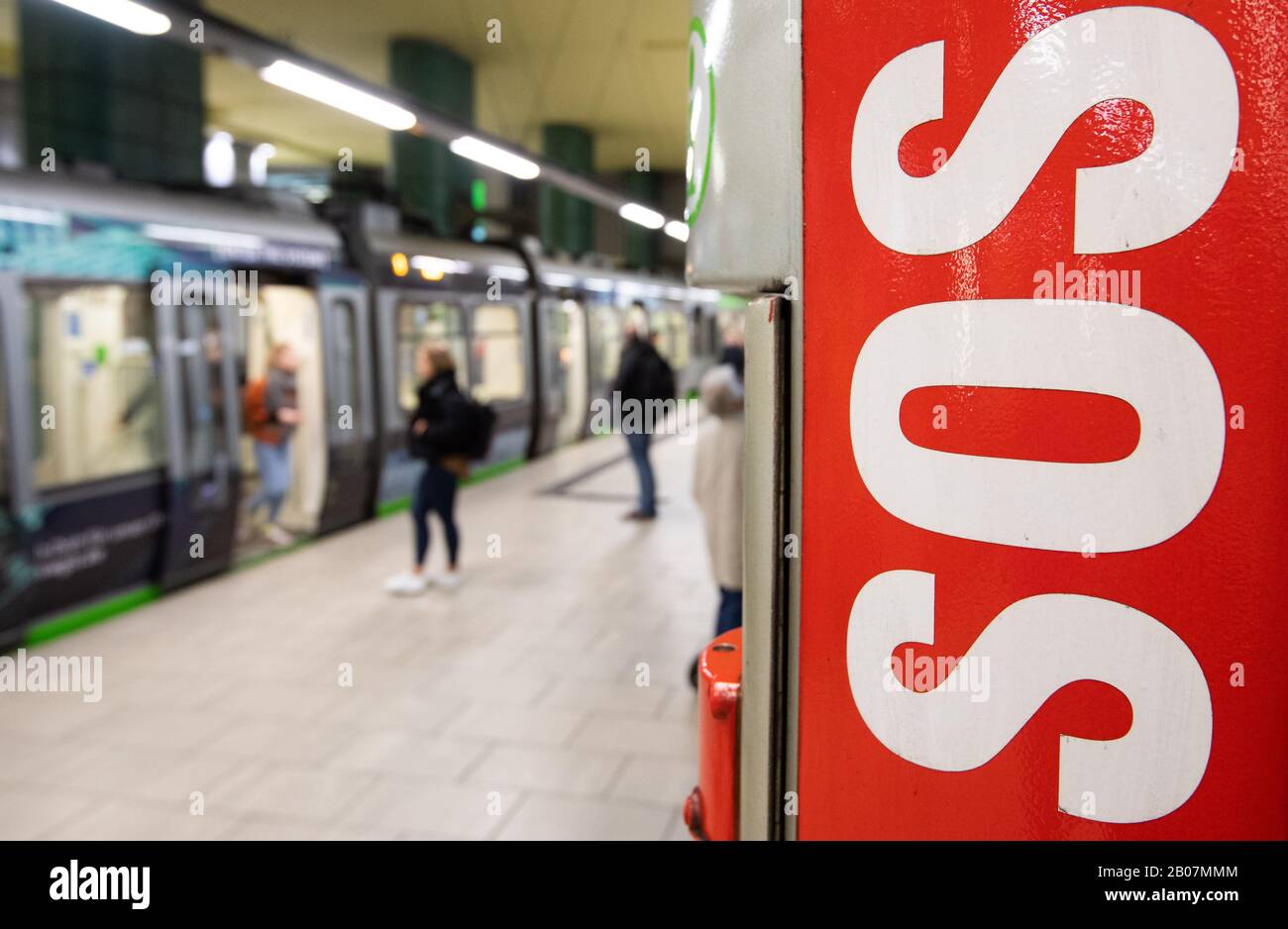 19. Februar 2020, Niedersachsen, Hannover: An einer Haltestelle der Üstra Hannoverschen Verkehrsbetriebe befindet sich eine Notsäule mit der Aufschrift SOS, um im Notfall Hilfe zu rufen. Foto: Julian Stratenschulte / dpa Stockfoto