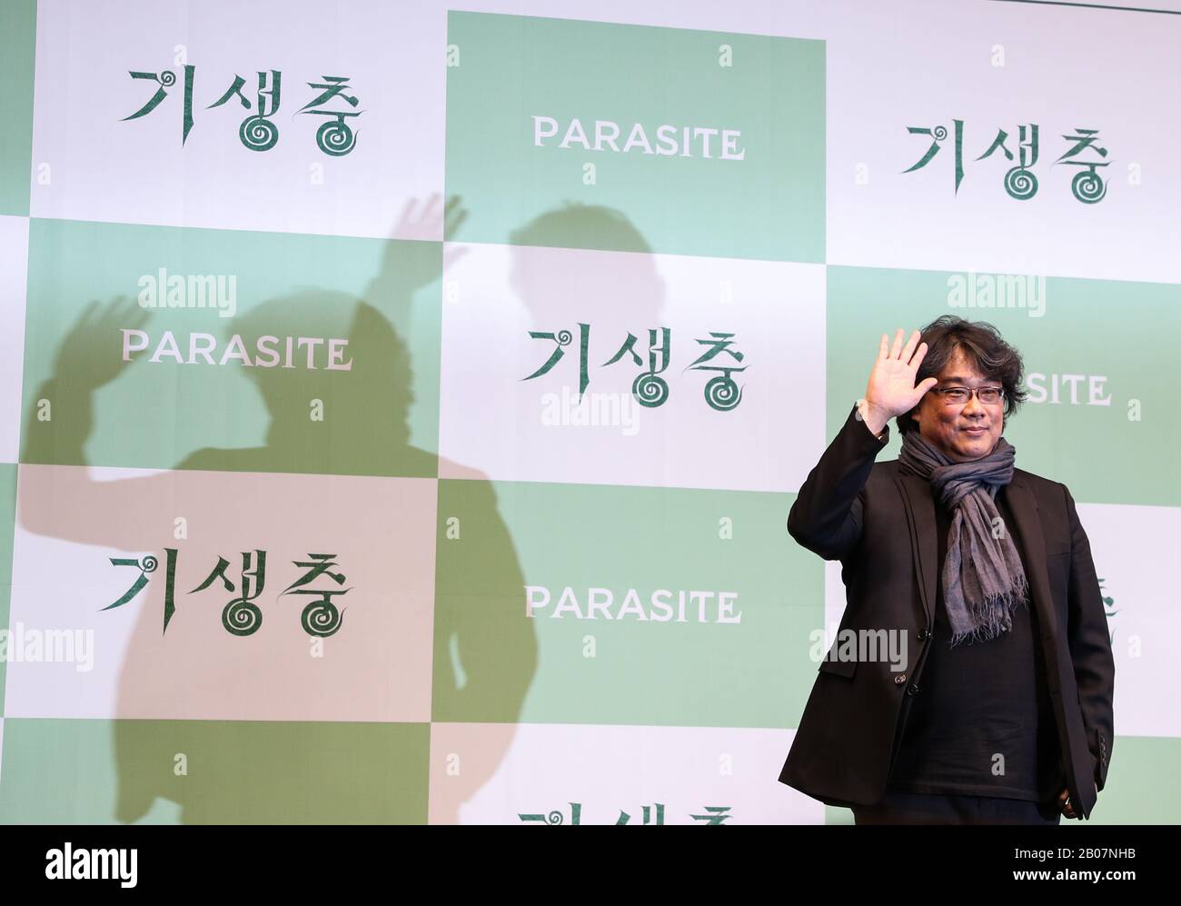 (200219) -- SEOUL, 19. Februar 2020 (Xinhua) -- Bong Joon-ho, Regisseur des südkoreanischen Films "Parasite", posiert für Fotos auf einer Pressekonferenz in Seoul, Südkorea, 19. Februar 2020. "Parasite", eine südkoreanische schwarze Komödie, wurde der erste nicht-englische Sprachfilm, der den Oscar für das beste Bild gewann, und erhielt auch Preise für das beste Originaldrehbuch, den besten internationalen Spielfilm und den besten Regisseur für Bong Joon-ho bei der 92. Oscarverleihung am 9. Februar 2020. (Xinhua/Wang Jingqiang) Stockfoto