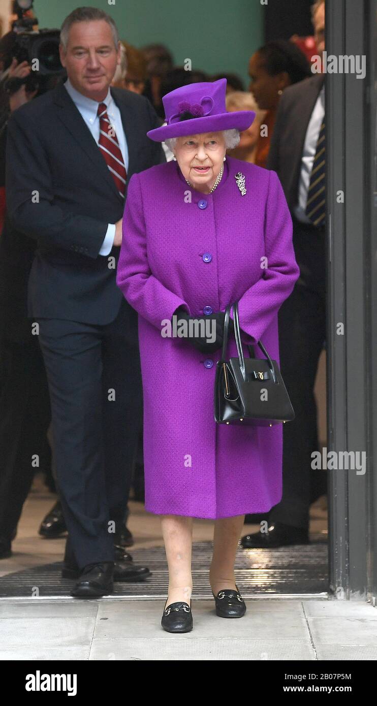 Königin Elizabeth II. Verlässt das Haus, nachdem sie offiziell die neuen Räumlichkeiten der Royal National ENT und Eastman Dental Hospitals in London eröffnet hat. Stockfoto