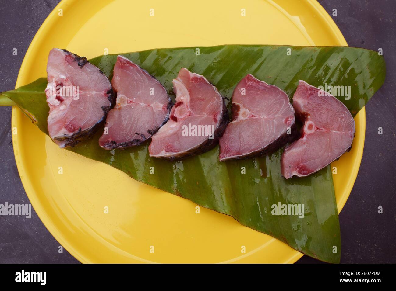 Rohe Schnittstücke von Rohu-Fischen in gelber Platte, die in bangla auch als Rui bezeichnet wird Stockfoto