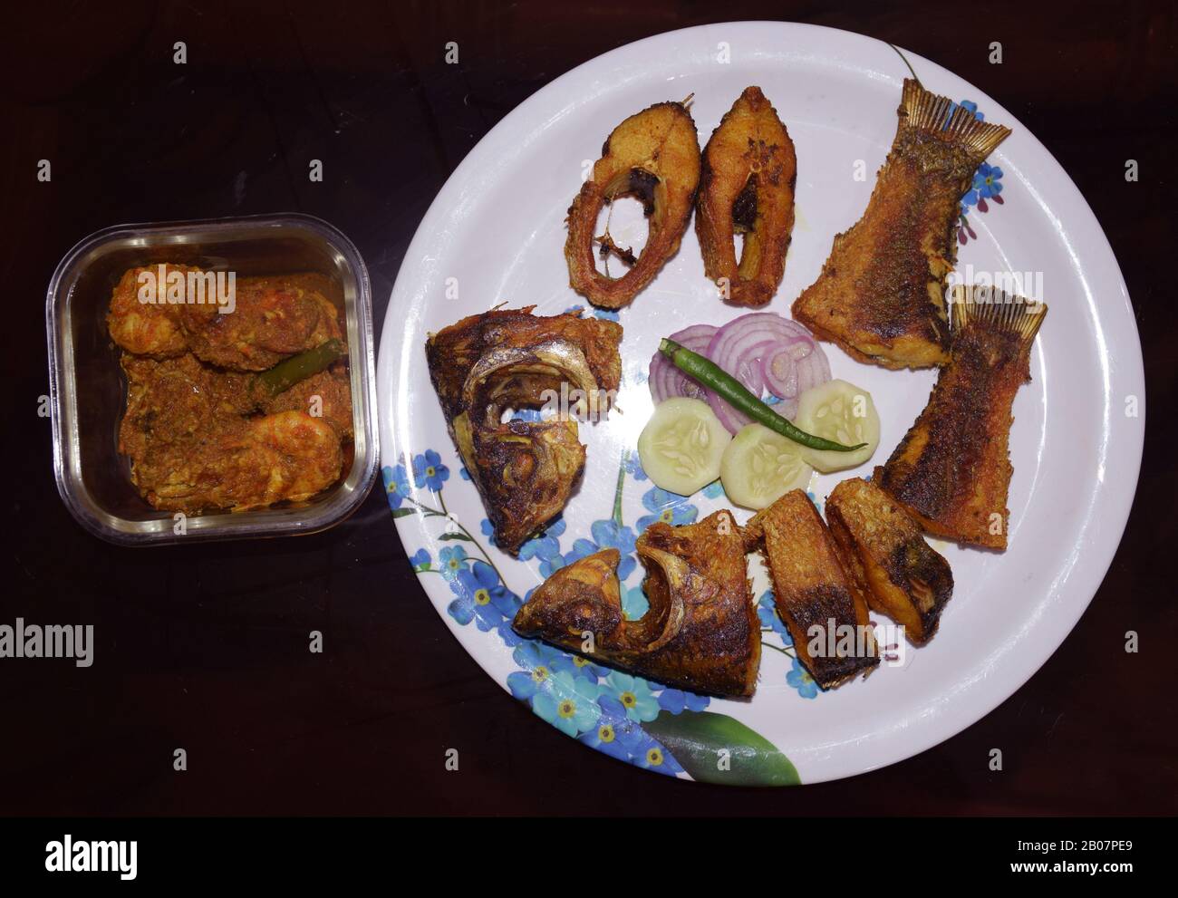 Bengalische Küche Fisch Fry mit Garnelen-Malai-Curry auch bekannt als Chingri-Malai-Curry in Bengali. Eine authentische, traditionelle bengalische Küche Stockfoto