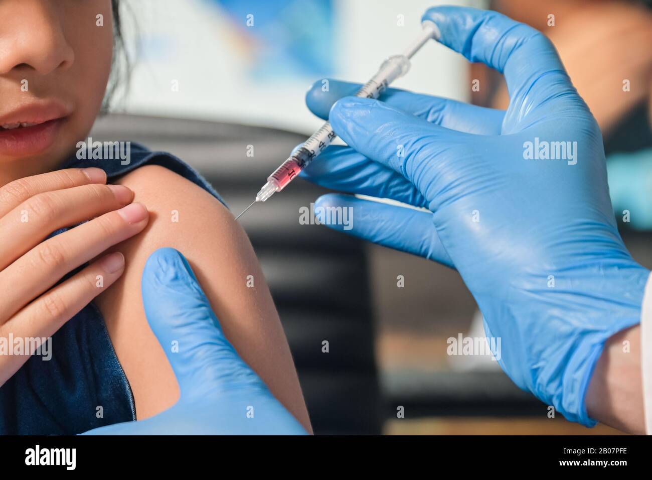 Kleines Kind, Injektion, Close-up Arzt injiziert, die Impfung zu Arm der asiatischen Mädchen Impfstoff im Krankenhaus Gesundheit und medizinische Konzept, 4-6 Stockfoto