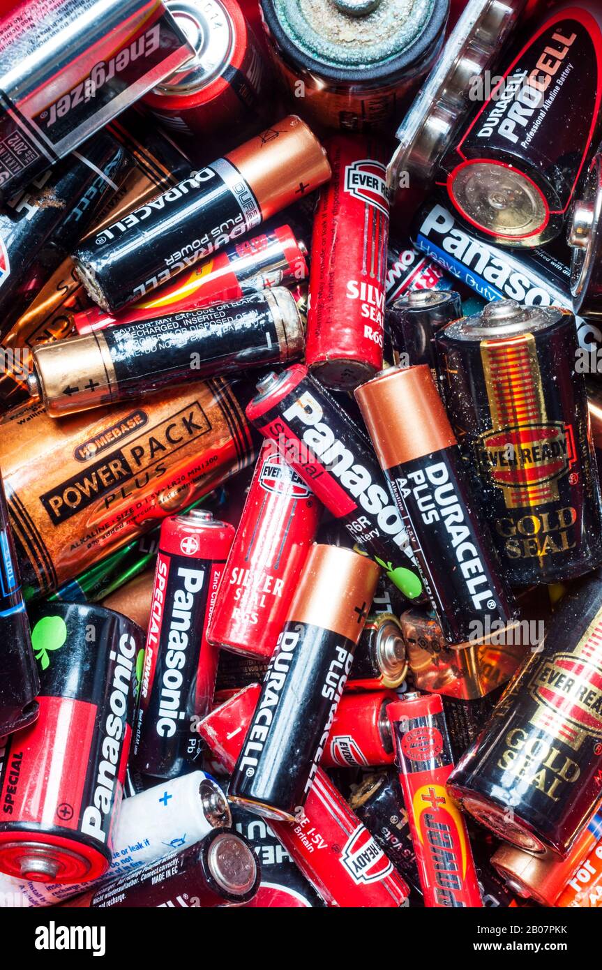 Eine Sammlung alter undichter Batterien, die recycelt werden sollen. Stockfoto