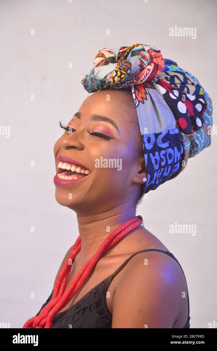 Eine schöne Frau, die ihre afrikanische Druckkleidung schaukelt Stockfoto