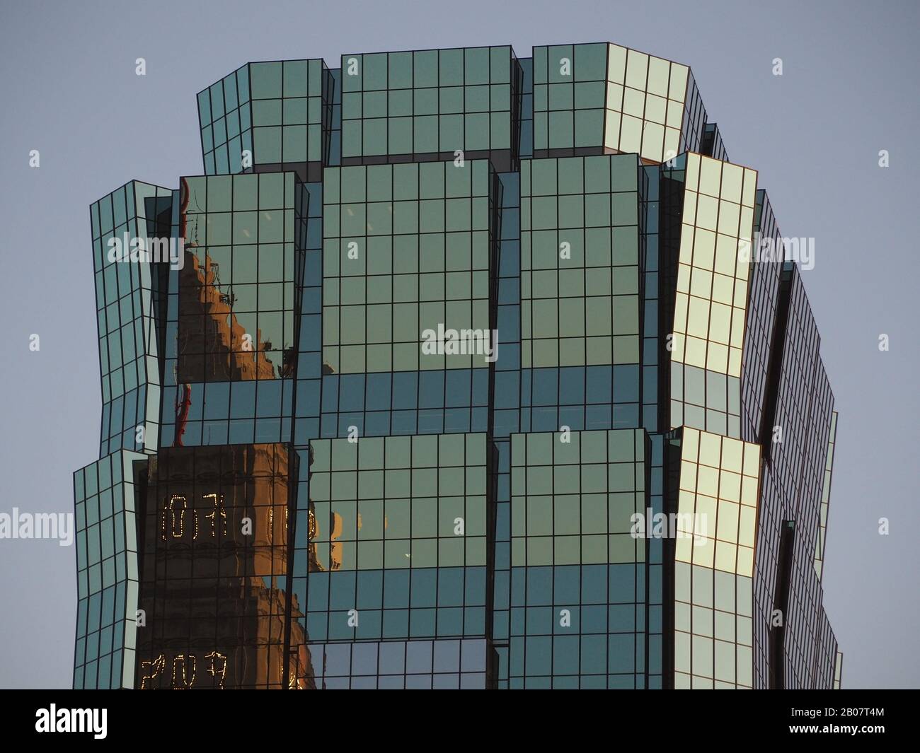 At&T Tower in Minneapolis, Minnesota, USA, was das Foshay-Gebäude widerspiegelt Stockfoto