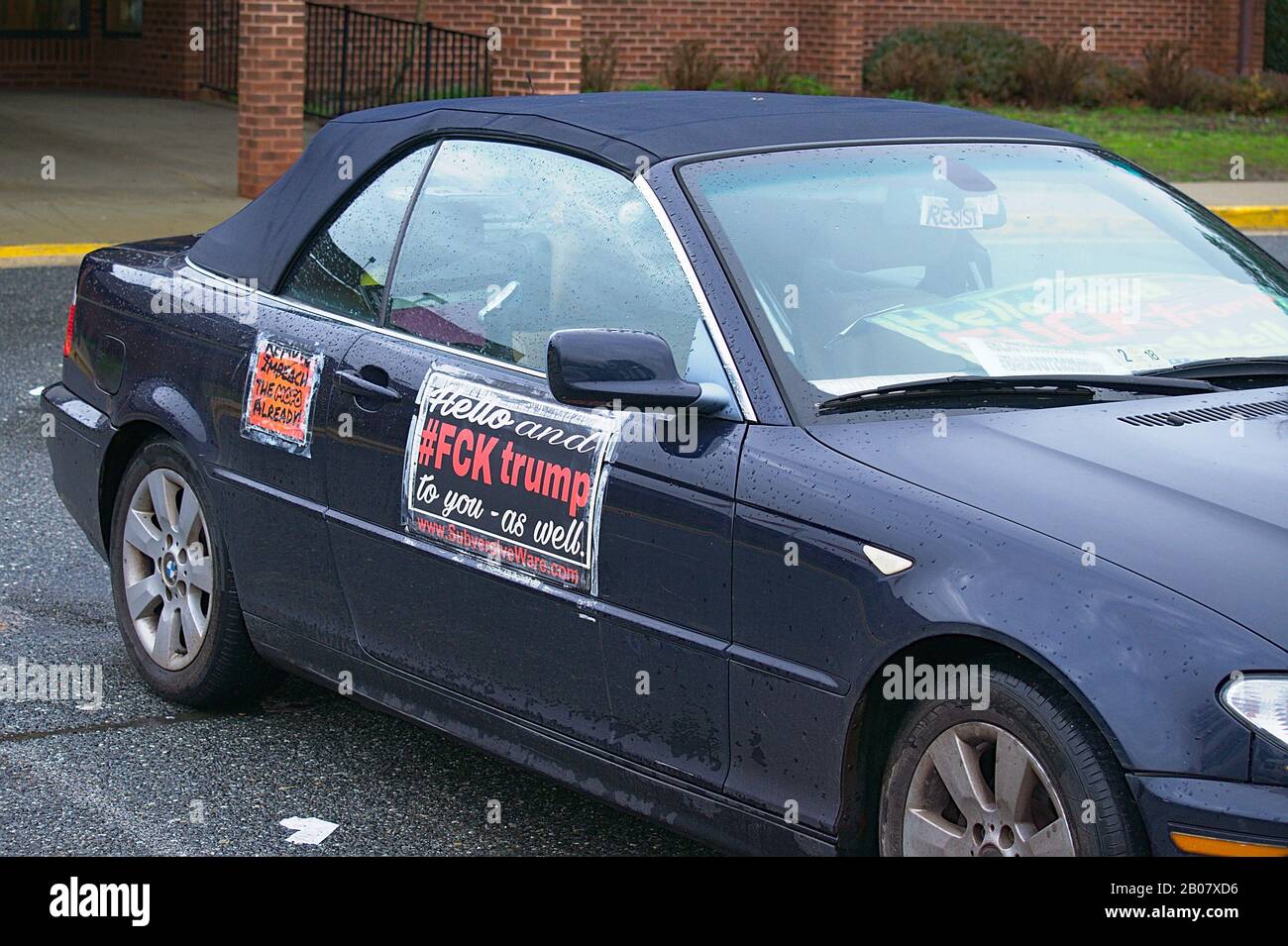 Luxusauto mit Anti-Trump-Zeichen Stockfoto