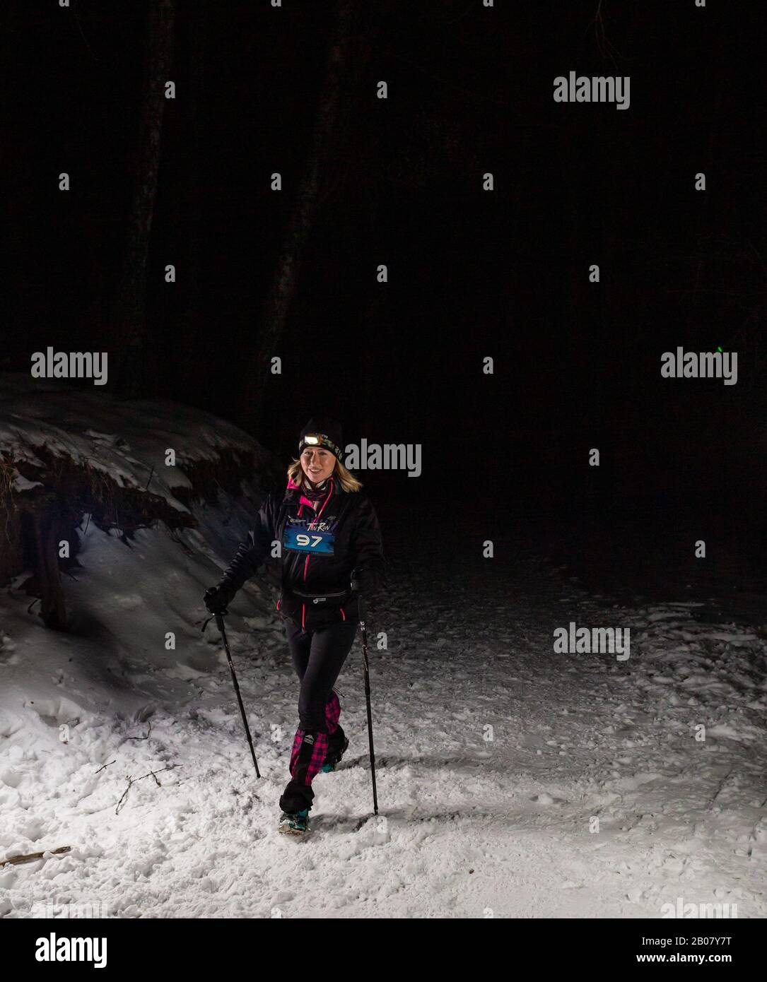 ALMATY KASACHSTAN: FEBRUAR 15 2020: Unbekannte Mädchen laufen nachts im Winter in den Bergen in der Nähe der Stadt Almaty mit Taschenlampen während Stockfoto