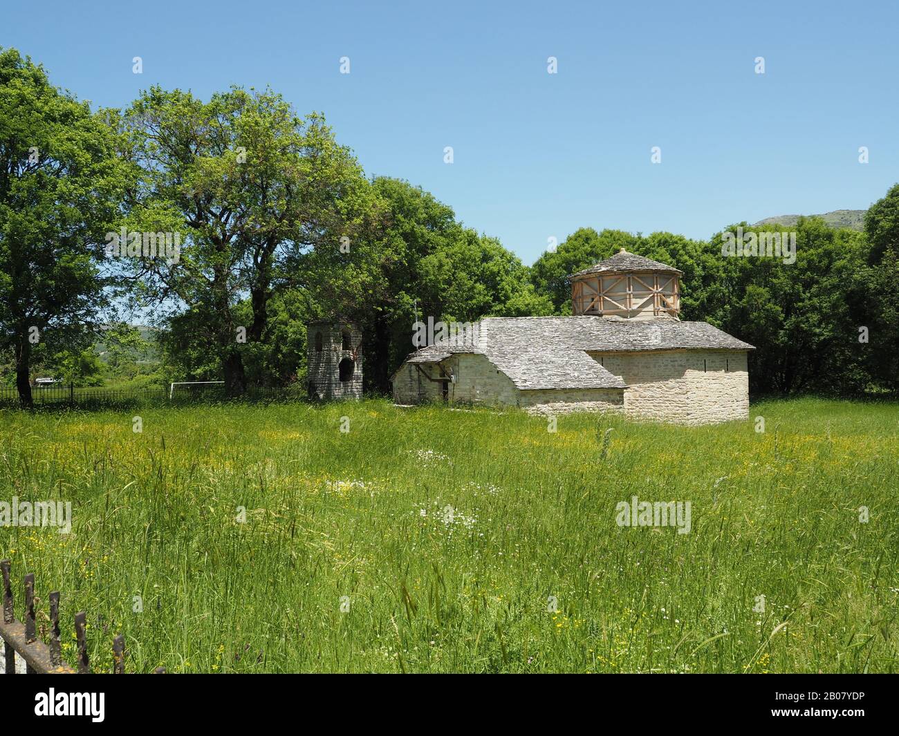 Taxiarches Kirche, Kato Pedina, Central Zagori, Ioannina, Griechenland. Zwischen Bäumen und einer Wiese. Stockfoto