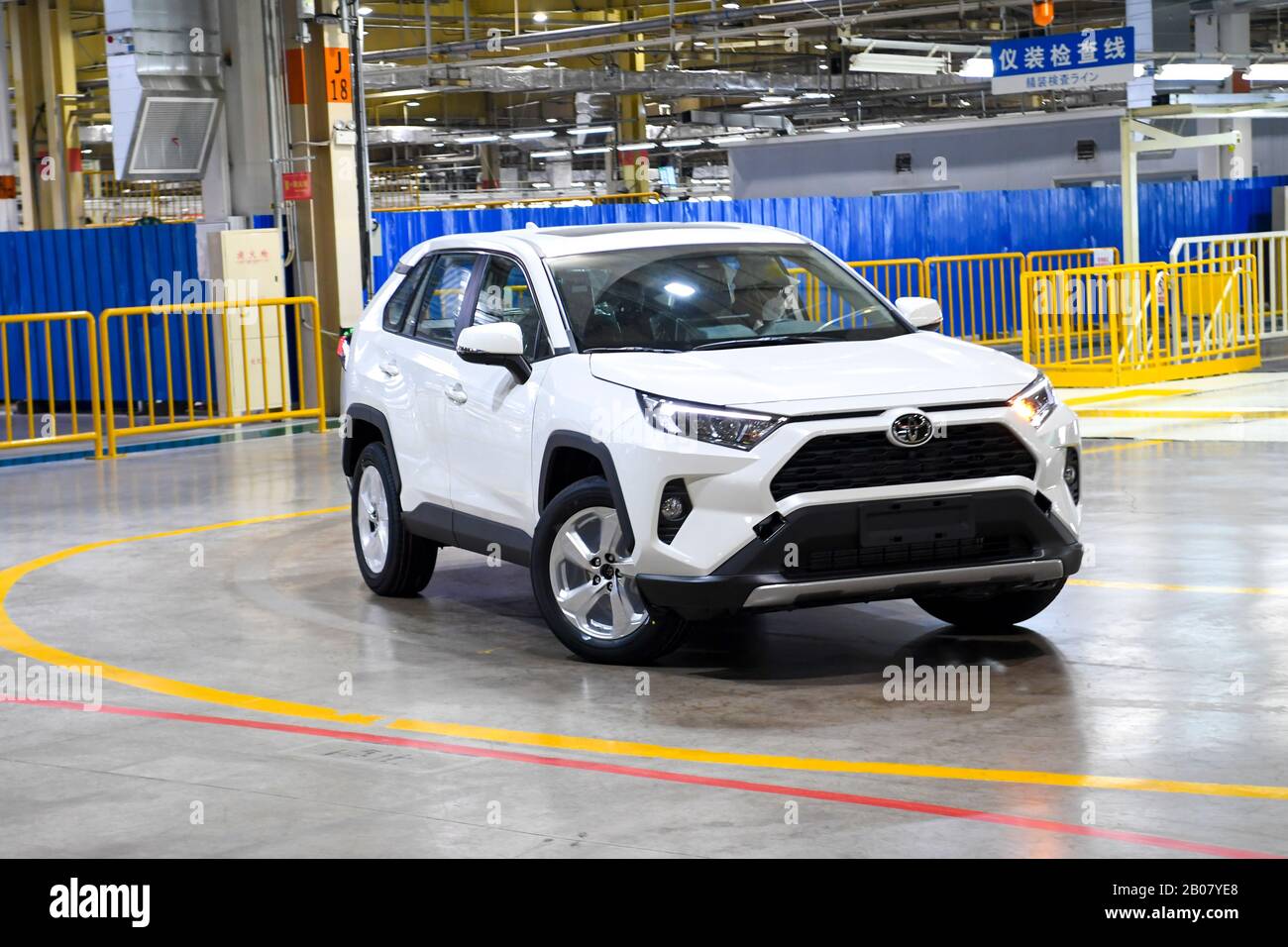 Ein chinesischer Arbeiter testet am 17. Februar ein neu hergestelltes Toyota-SUV in einem Werk von FAW-Toyota in Changchun City, der nordostchinesischen Provinz Jilin. Stockfoto