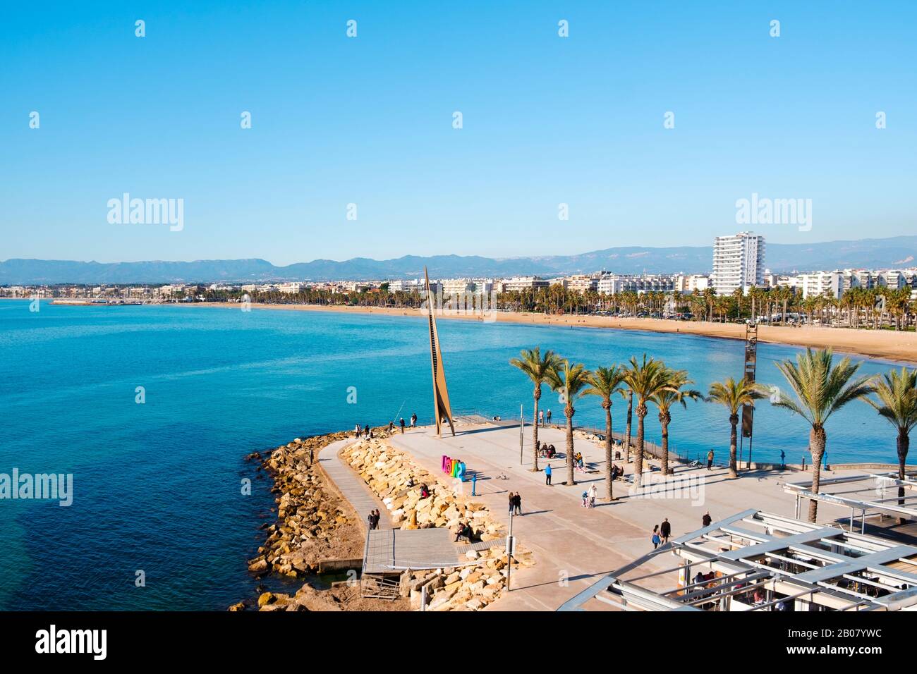 Salou, SPANIEN - 12. JANUAR 2020: Luftbild zum Llevant Beach, dem Hauptstrand von Salou, an der berühmten Costa Dorada, an einem Wintersonntag. Salou ist ein Maj Stockfoto