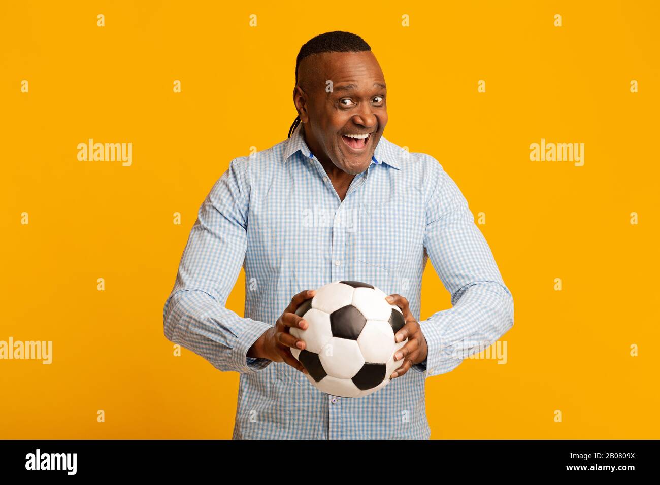 mittelalter-afrikaner-amerikaner jubeln mit Fußball Stockfoto