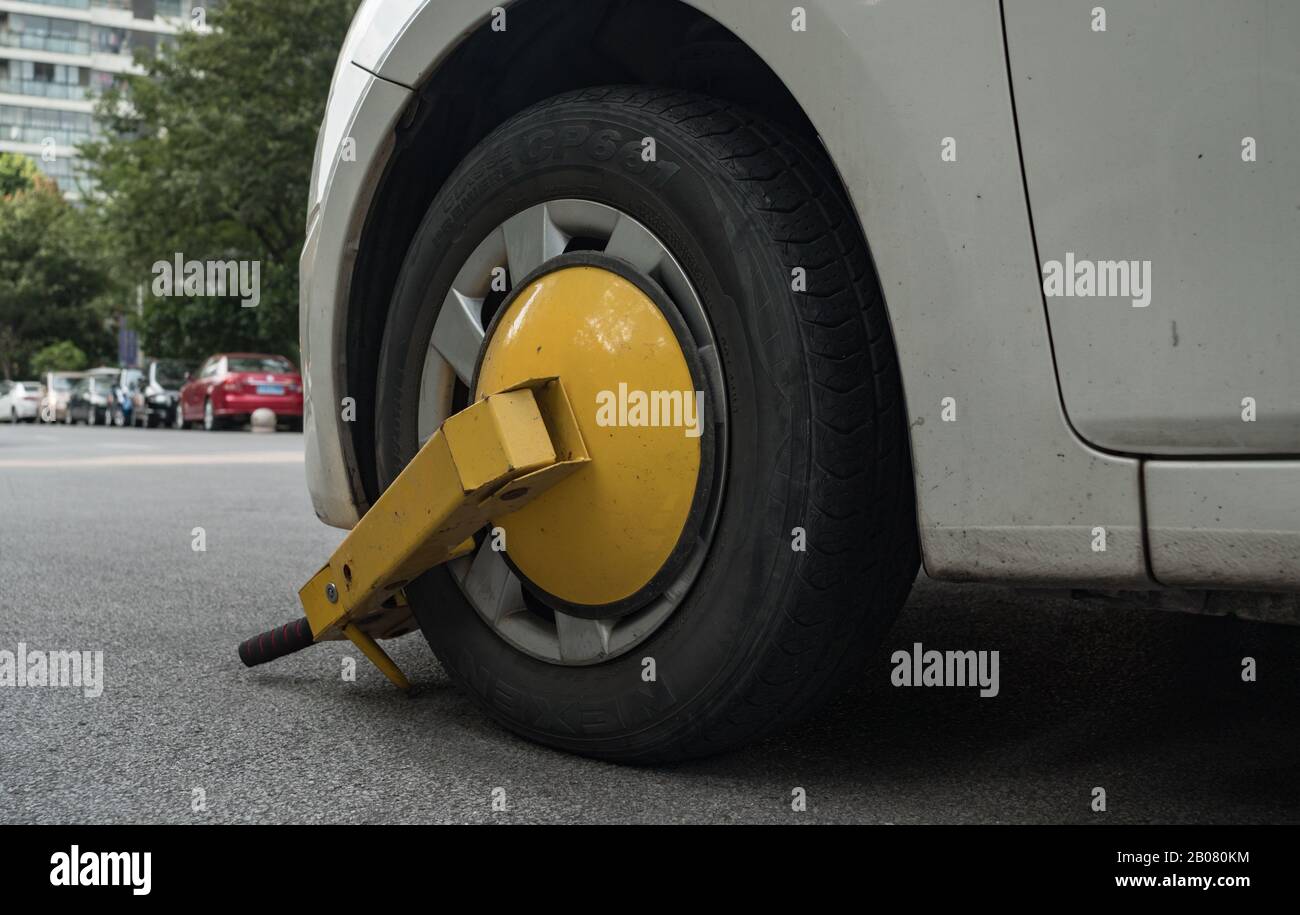 Blocked parking car Fotos und Bildmaterial in hoher Auflösung Alamy